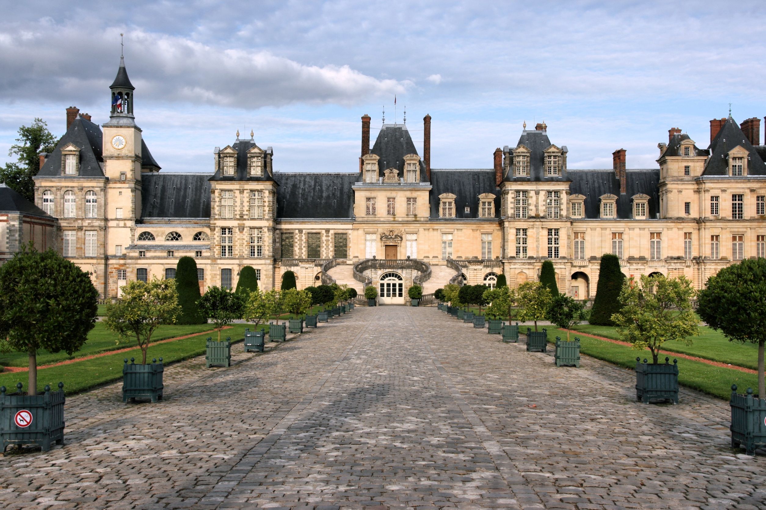 A Night In Fontainebleau - Top Tourist